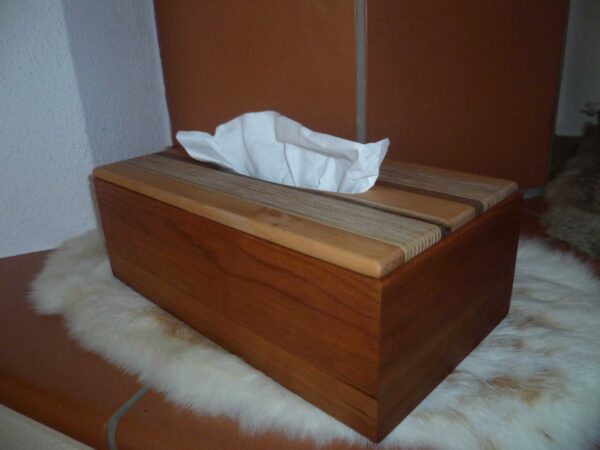 Taschentuchbox 1702 aus Kirschbaumholz