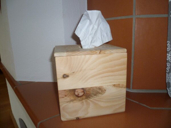 Würfelförmige Taschentuchbox aus Zirbenholz